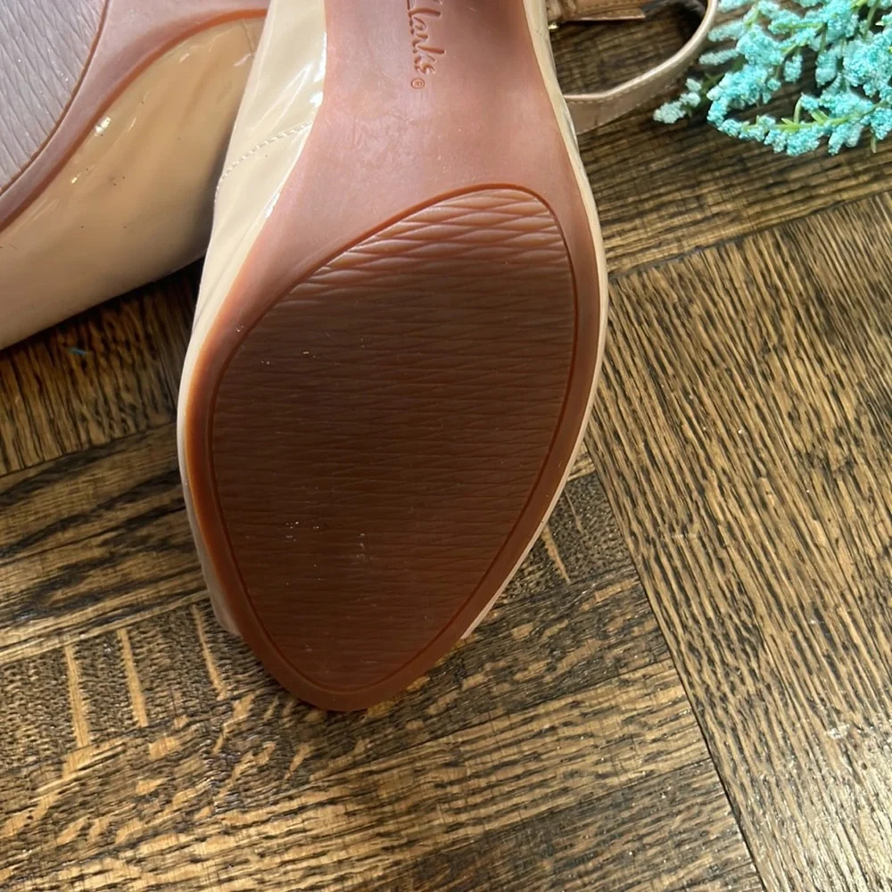 CLARKS  Artisan Beige heels - Picture 6 of 9